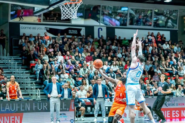 Chemnitz, Deutschland 07. Mai 2026: 1. BBL - 2025 2026 - Sp. 33 - Niners Chemnitz gegen Skyliners Frankfurt Im Bild: v. li. im Zweikampf Corey Davis (99) und Logan Johnson (Frankfurt) Copyright: xFotostandx xNachtigallx