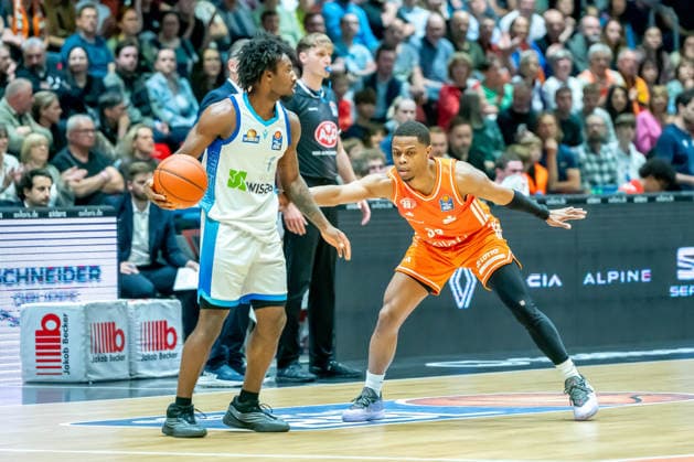 Chemnitz, Deutschland 07. Mai 2026: 1. BBL - 2025 2026 - Sp. 33 - Niners Chemnitz gegen Skyliners Frankfurt Im Bild: v. li. im Zweikampf Isaiah Swope (Frankfurt) und Eric Washington (99) Copyright: xFotostandx xNachtigallx