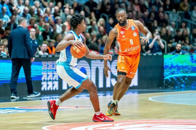 Chemnitz, Deutschland 07. Mai 2026: 1. BBL - 2025 2026 - Sp. 33 - Niners Chemnitz gegen Skyliners Frankfurt Im Bild: v. li. im Zweikampf Nahiem Alleyne (Frankfurt) und John Newman III (99) Copyright: xFotostandx xNachtigallx