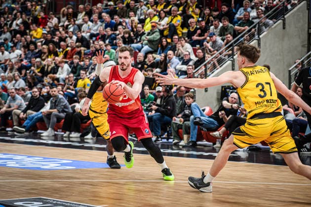 Andreas Obst (FC Bayern Basketball, 13) vs. Julis Baumer (MHP RIESEN Ludwigsburg, 37) GER, MHP Riesen Ludwigsburg vs. FC Bayern Muenchen Basketball, Basketball Bundesliga, easycredit BBL, 33. Spieltag, Spielzeit 2025 2026, 07.05.2026 GER, MHP Riesen Ludwigsburg vs. FC Bayern Muenchen Basketball, Basketball Bundesliga, easycredit BBL, 33. Spieltag, Spielzeit 2025 2026, 07.05.2026 Ludwigsburg Copyright: xSandyxDinkelackerx EP_SDR