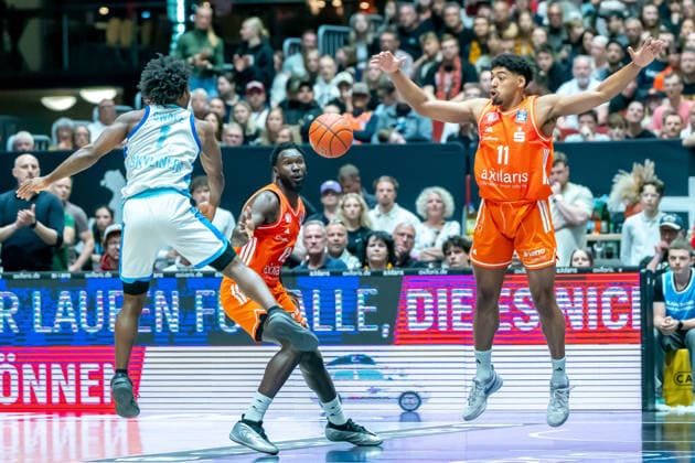 Chemnitz, Deutschland 07. Mai 2026: 1. BBL - 2025 2026 - Sp. 33 - Niners Chemnitz gegen Skyliners Frankfurt Im Bild: Kostja Mushidi (99) 3.v.li. mit einem Rebound Copyright: xFotostandx xNachtigallx