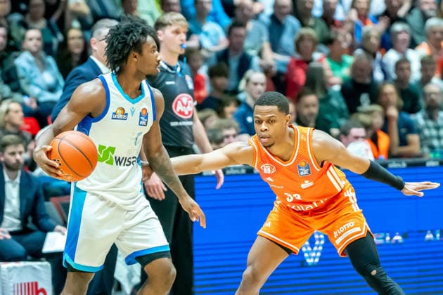 Chemnitz, Deutschland 07. Mai 2026: 1. BBL - 2025 2026 - Sp. 33 - Niners Chemnitz gegen Skyliners Frankfurt Im Bild: v. li. im Zweikampf Isaiah Swope (Frankfurt) und Eric Washington (99) Copyright: xFotostandx xNachtigallx