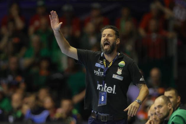 07.05.2026, xtgx, Handball, EHF Champions League 1 4 Finale, SC Magdeburg - Pick Szeged v.l. Bennet Wiegert (Magdeburg, Trainer) gibt Anweisungen, gestikuliert mit den Armen, gesticulate, gives instructions Magdeburg
