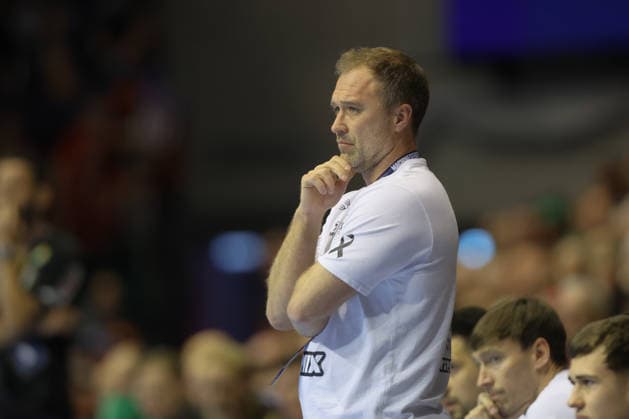 07.05.2026, xtgx, Handball, EHF Champions League 1 4 Finale, SC Magdeburg - Pick Szeged v.l. Michael Apelgren (Szeged, Trainer) enttaeuscht, schaut enttaeuscht, niedergeschlagen, disappointed Magdeburg