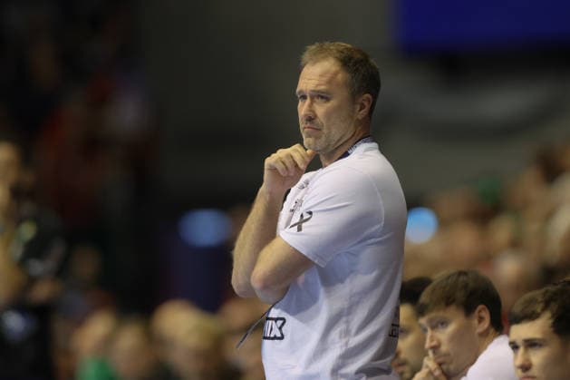 07.05.2026, xtgx, Handball, EHF Champions League 1 4 Finale, SC Magdeburg - Pick Szeged v.l. Michael Apelgren (Szeged, Trainer) enttaeuscht, schaut enttaeuscht, niedergeschlagen, disappointed Magdeburg