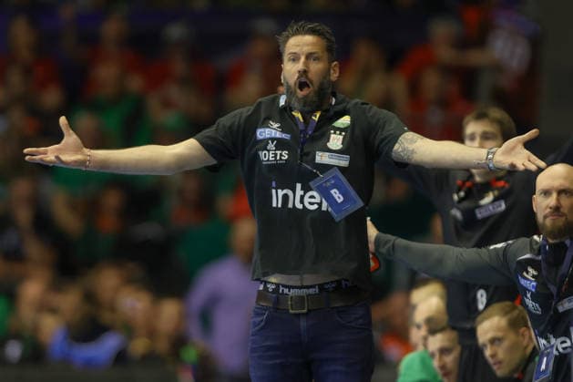 07.05.2026, xtgx, Handball, EHF Champions League 1 4 Finale, SC Magdeburg - Pick Szeged v.l. Bennet Wiegert (Magdeburg, Trainer) gibt Anweisungen, gestikuliert mit den Armen, gesticulate, gives instructions Magdeburg
