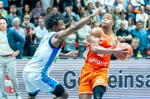 Chemnitz, Deutschland 07. Mai 2026: 1. BBL - 2025 2026 - Sp. 33 - Niners Chemnitz gegen Skyliners Frankfurt Im Bild: v. li. im Zweikampf Isaiah Swope (Frankfurt) und Eric Washington (99) Copyright: xFotostandx xNachtigallx