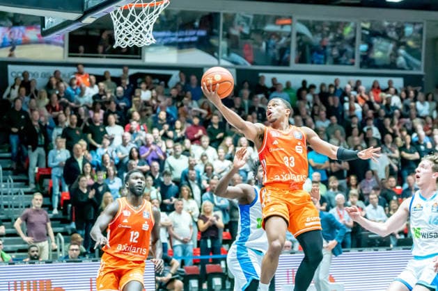 Chemnitz, Deutschland 07. Mai 2026: 1. BBL - 2025 2026 - Sp. 33 - Niners Chemnitz gegen Skyliners Frankfurt Im Bild: Eric Washington (99) 3.v.li. mit einem Dunking Copyright: xFotostandx xNachtigallx