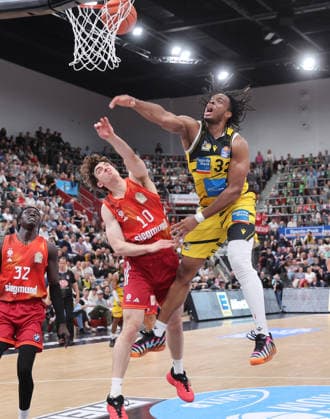 Ludwigsburg , easyCredit Basketball Bundesliga MHP Riesen Ludwigsburg vs. Bayern München , von links: Justinian Jessup ( Bayern ) Keeshawn Kellman ( Riuesen )