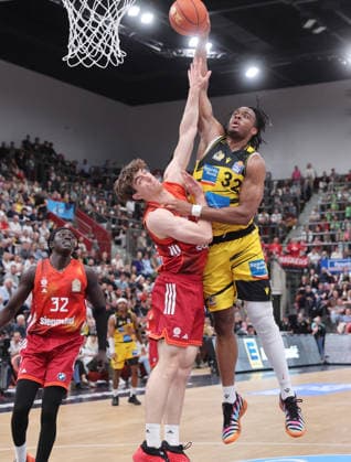 Ludwigsburg , easyCredit Basketball Bundesliga MHP Riesen Ludwigsburg vs. Bayern München , von links: Justinian Jessup ( Bayern ) Keeshawn Kellman ( Riuesen )