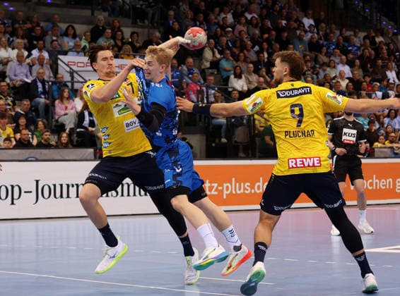 07.05.2026, Deutschland, Stuttgart, DAIKIN HBL Handball Bundesliga Saison 2025 2026, TVB Stuttgart vs. Rhein-Neckar Löwen, v.l. Robert Timmermeister (RNL), Torben Matzken (TVB), Steven Plucnar Jacobsen (RNL)
