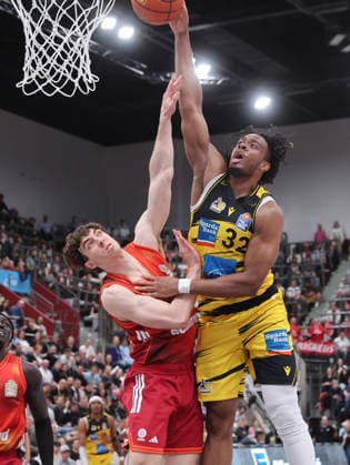 Ludwigsburg , easyCredit Basketball Bundesliga MHP Riesen Ludwigsburg vs. Bayern München , von links: Justinian Jessup ( Bayern ) Keeshawn Kellman ( Riesen )