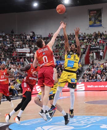 Ludwigsburg , easyCredit Basketball Bundesliga MHP Riesen Ludwigsburg vs. Bayern München , von links: Nenad Dimitrijevic ( Bayern ) Terrell Harris ( Riesen )