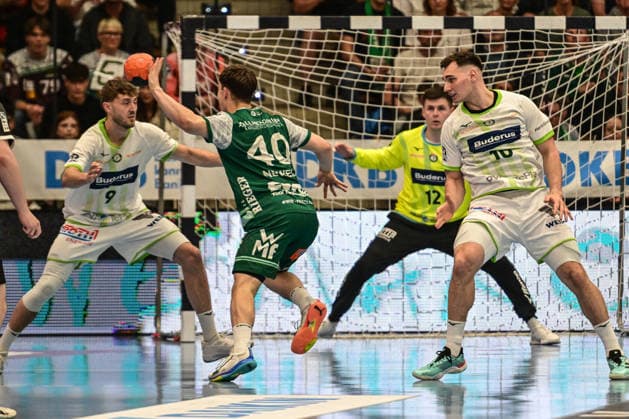 DAIKIN HBL Bundesliga: Frisch Auf! Göppingen - HSG Wetzlar; Göppingen, 07.05.2026 Elias Newel (Frisch Auf Göppingen, 40) vor dem Tor von öAnadin Suljakovic (HSG Wetzlar, 12) ; Göppingen, 07.05.2026 - 31. Spieltag der DAIKIN Handball-Bundesliga, Frisch Auf! Göppingen - HSG Wetzlar, EWS-Arena, Göppingen. Copyright: xBEAUTIFULxSPORTS Märklx