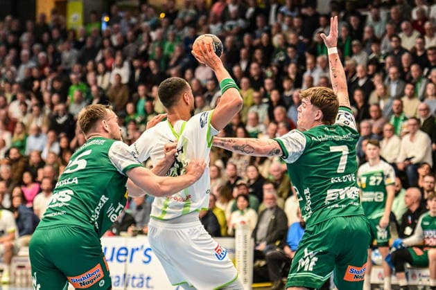 DAIKIN HBL Bundesliga: Frisch Auf! Göppingen - HSG Wetzlar; Göppingen, 07.05.2026 Victor Klöve (Frisch Auf Göppingen, 07) und Ludvig Jurmala (Frisch Auf Göppingen, 25) blocken Philipp Ahouansou (HSG Wetzlar, 19) ; Göppingen, 07.05.2026 - 31. Spieltag der DAIKIN Handball-Bundesliga, Frisch Auf! Göppingen - HSG Wetzlar, EWS-Arena, Göppingen. Copyright: xBEAUTIFULxSPORTS Märklx