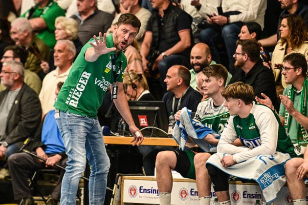 DAIKIN HBL Bundesliga: Frisch Auf! Göppingen - HSG Wetzlar; Göppingen, 07.05.2026 Trainer Ben Matschke (Frisch Auf Göppingen) coacht seine Spieler ; Göppingen, 07.05.2026 - 31. Spieltag der DAIKIN Handball-Bundesliga, Frisch Auf! Göppingen - HSG Wetzlar, EWS-Arena, Göppingen. Copyright: xBEAUTIFULxSPORTS Märklx