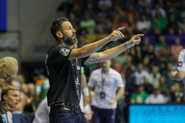 07.05.2026, xgox, Handball - EHF Champions League - 1 4 Finale SC Magdeburg - Pick Szeged v.l. Bennet Wiegert (Magdeburg, Trainer) gibt Anweisungen, gestikuliert mit den Armen, gesticulate, gives instructions Magdeburg