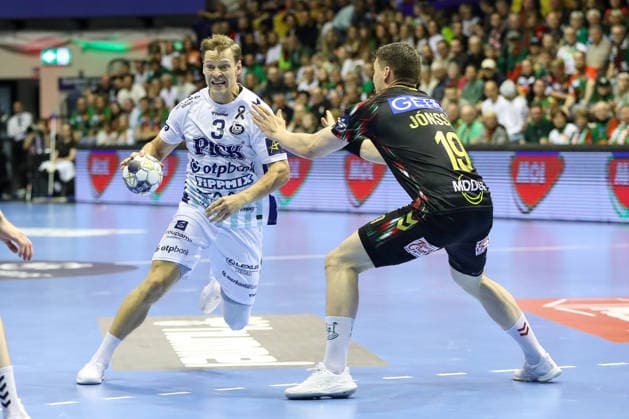 07.05.2026, xgox, Handball - EHF Champions League - 1 4 Finale SC Magdeburg - Pick Szeged v.l. Janus Dadi Smarason (Szeged, 3), Elvar Oern Jonsson (Magdeburg, 19) Zweikampf, Duell, Kampf, tackle Magdeburg