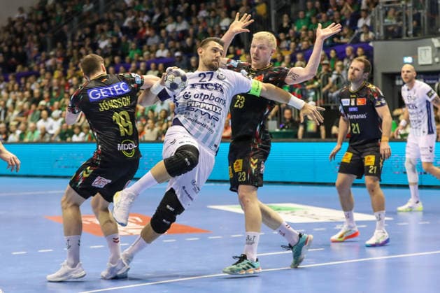 07.05.2026, xgox, Handball - EHF Champions League - 1 4 Finale SC Magdeburg - Pick Szeged v.l. Elvar Oern Jonsson (Magdeburg, 19), Bence Banhini (Szeged, 27), Magnus Saugstrup (Magdeburg, 23) Zweikampf, Duell, Kampf, tackle Magdeburg
