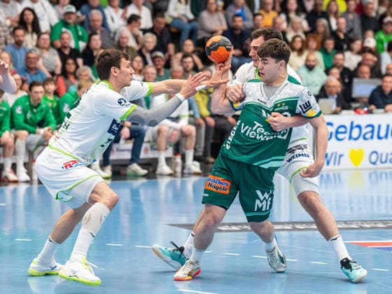 Elias Newel (Frisch Auf Goeppingen, 40) im Duell mit Josip Simic (HSG Wetzlar, 10) und Jona Schoch (HSG Wetzlar, 22), Frisch Auf Goeppingen vs. HSG Wetzlar, Handball, 1. Bundesliga, Herren, Spielzeit 2025 2026, 07.05.2026, Frisch Auf Goeppingen vs. HSG Wetzlar, Handball, 1. Bundesliga, Herren, Spielzeit 2025 2026, 07.05.2026 Goeppingen Copyright: xEibner-Pressefoto MichaelxSchmidx EP_MST
