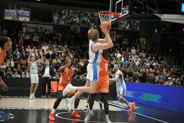 easyCredit Basketball Bundesliga, 33. Spieltag, Niners Chemnitz -Frankfurt Skyliners 07.05.2026 ab 18.30 Uhr Chemnitz, Chemnitz Arena Im Foto: Cory Davis(5), defense, Logan Johnson(0) easyCredit Basketball Bundesliga, 33. Spieltag, Niners Chemnitz - Frankfurt Skyliners Chemnitz Sachsen Deutschland
