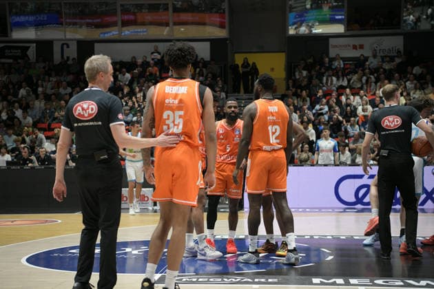 easyCredit Basketball Bundesliga, 33. Spieltag, Niners Chemnitz -Frankfurt Skyliners 07.05.2026 ab 18.30 Uhr Chemnitz, Chemnitz Arena Im Foto: Roman Bedime(35), Cory Davis(5), Amadou Sow(12) easyCredit Basketball Bundesliga, 33. Spieltag, Niners Chemnitz - Frankfurt Skyliners Chemnitz Sachsen Deutschland