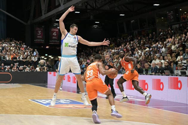 easyCredit Basketball Bundesliga, 33. Spieltag, Niners Chemnitz -Frankfurt Skyliners 07.05.2026 ab 18.30 Uhr Chemnitz, Chemnitz Arena Im Foto: Ryan Hawkins(33), Eric Washington(33) easyCredit Basketball Bundesliga, 33. Spieltag, Niners Chemnitz - Frankfurt Skyliners Chemnitz Sachsen Deutschland