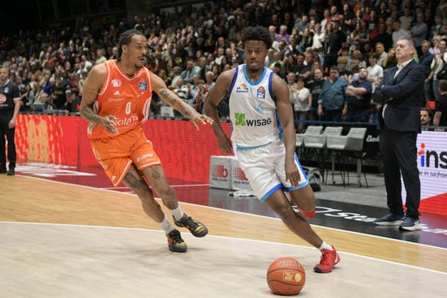 easyCredit Basketball Bundesliga, 33. Spieltag, Niners Chemnitz -Frankfurt Skyliners 07.05.2026 ab 18.30 Uhr Chemnitz, Chemnitz Arena Im Foto: Kevin Yebo(0), defense, Nahieme Alleyne(4) easyCredit Basketball Bundesliga, 33. Spieltag, Niners Chemnitz - Frankfurt Skyliners Chemnitz Sachsen Deutschland