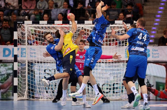 07.05.2026, Deutschland, Stuttgart, DAIKIN HBL Handball Bundesliga Saison 2025 2026, TVB Stuttgart vs. Rhein-Neckar Löwen, v.l. Samuel Röthlisberger (TVB), Dani Baijens (RNL), Linus Schmid (TVB), Lenny Rubin (TVB)