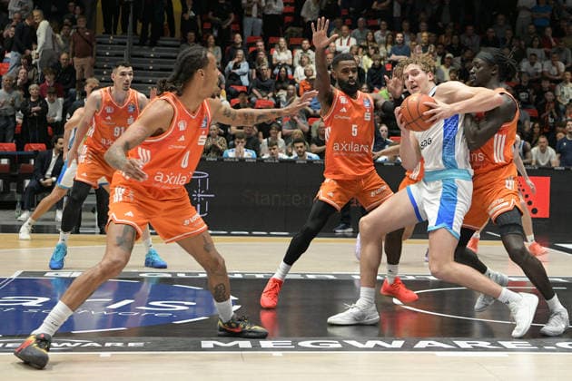 easyCredit Basketball Bundesliga, 33. Spieltag, Niners Chemnitz -Frankfurt Skyliners 07.05.2026 ab 18.30 Uhr Chemnitz, Chemnitz Arena Im Foto: defense,, v.l. Kevin Yebo(0),Cory Davis(5), Aher Uguak(1) easyCredit Basketball Bundesliga, 33. Spieltag, Niners Chemnitz - Frankfurt Skyliners Chemnitz Sachsen Deutschland