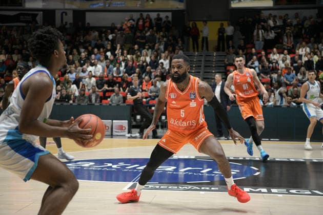 easyCredit Basketball Bundesliga, 33. Spieltag, Niners Chemnitz -Frankfurt Skyliners 07.05.2026 ab 18.30 Uhr Chemnitz, Chemnitz Arena Im Foto: Cory Davis(5) defense easyCredit Basketball Bundesliga, 33. Spieltag, Niners Chemnitz - Frankfurt Skyliners Chemnitz Sachsen Deutschland