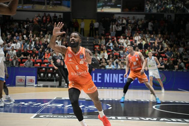 easyCredit Basketball Bundesliga, 33. Spieltag, Niners Chemnitz -Frankfurt Skyliners 07.05.2026 ab 18.30 Uhr Chemnitz, Chemnitz Arena Im Foto: Cory Davis(5) defense easyCredit Basketball Bundesliga, 33. Spieltag, Niners Chemnitz - Frankfurt Skyliners Chemnitz Sachsen Deutschland