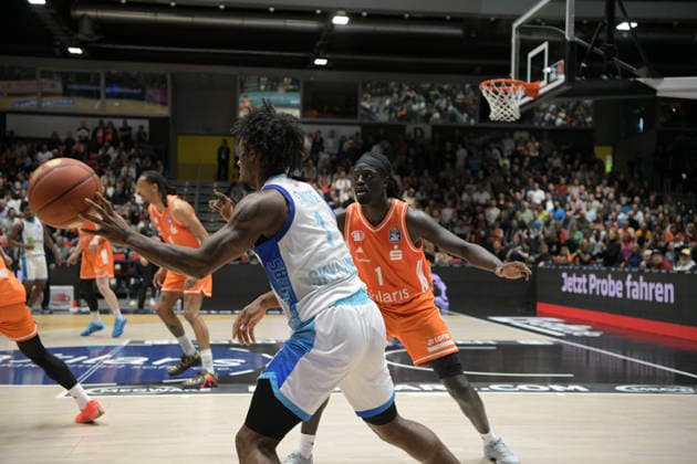 easyCredit Basketball Bundesliga, 33. Spieltag, Niners Chemnitz -Frankfurt Skyliners 07.05.2026 ab 18.30 Uhr Chemnitz, Chemnitz Arena Im Foto: Isaiah Swope(1), Aher Uguak(1) easyCredit Basketball Bundesliga, 33. Spieltag, Niners Chemnitz - Frankfurt Skyliners Chemnitz Sachsen Deutschland