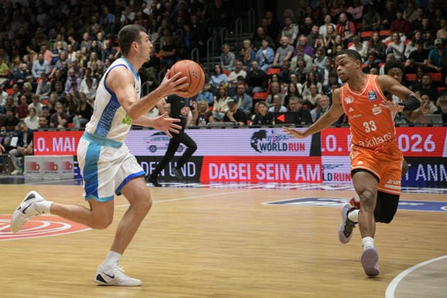 easyCredit Basketball Bundesliga, 33. Spieltag, Niners Chemnitz -Frankfurt Skyliners 07.05.2026 ab 18.30 Uhr Chemnitz, Chemnitz Arena Im Foto: Ryan Hawkins(33), Eric Washington(33), defense easyCredit Basketball Bundesliga, 33. Spieltag, Niners Chemnitz - Frankfurt Skyliners Chemnitz Sachsen Deutschland
