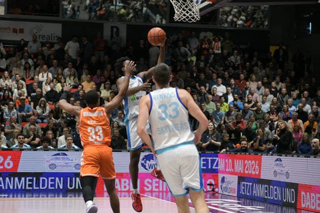 easyCredit Basketball Bundesliga, 33. Spieltag, Niners Chemnitz -Frankfurt Skyliners 07.05.2026 ab 18.30 Uhr Chemnitz, Chemnitz Arena Im Foto: Eric Washington(33), Ryan Hawkins(33) easyCredit Basketball Bundesliga, 33. Spieltag, Niners Chemnitz - Frankfurt Skyliners Chemnitz Sachsen Deutschland