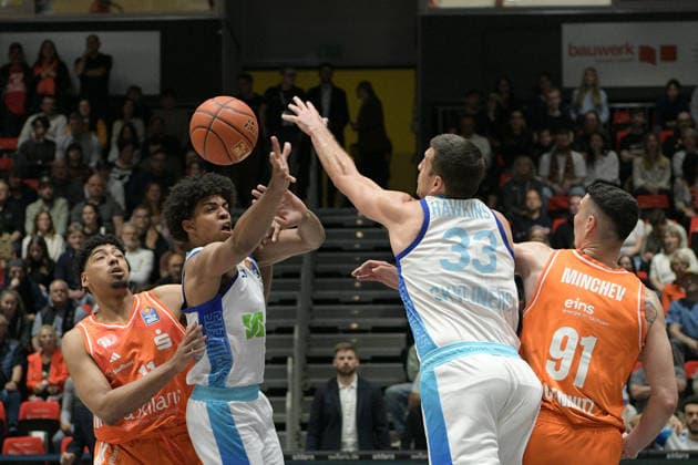 easyCredit Basketball Bundesliga, 33. Spieltag, Niners Chemnitz -Frankfurt Skyliners 07.05.2026 ab 18.30 Uhr Chemnitz, Chemnitz Arena Im Foto: Kostja Mushidi(11), Ryan Hawkins(33), Yordan Minchev(91) easyCredit Basketball Bundesliga, 33. Spieltag, Niners Chemnitz - Frankfurt Skyliners Chemnitz Sachsen Deutschland