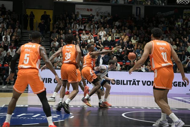 easyCredit Basketball Bundesliga, 33. Spieltag, Niners Chemnitz -Frankfurt Skyliners 07.05.2026 ab 18.30 Uhr Chemnitz, Chemnitz Arena Im Foto: defense, Cory Davis(5), Roman Bedime(35),John Newman III(9), Kostja Mushidi(11) easyCredit Basketball Bundesliga, 33. Spieltag, Niners Chemnitz - Frankfurt Skyliners Chemnitz Sachsen Deutschland