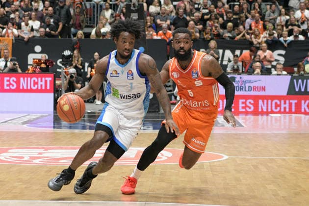 easyCredit Basketball Bundesliga, 33. Spieltag, Niners Chemnitz -Frankfurt Skyliners 07.05.2026 ab 18.30 Uhr Chemnitz, Chemnitz Arena Im Foto: Isaiah Swope(1), Cory Davis(5) easyCredit Basketball Bundesliga, 33. Spieltag, Niners Chemnitz - Frankfurt Skyliners Chemnitz Sachsen Deutschland