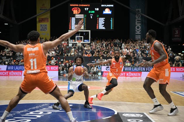 easyCredit Basketball Bundesliga, 33. Spieltag, Niners Chemnitz -Frankfurt Skyliners 07.05.2026 ab 18.30 Uhr Chemnitz, Chemnitz Arena Im Foto: Isaiah Swope(1), Cory Davis(5), Amadou Sow(12) easyCredit Basketball Bundesliga, 33. Spieltag, Niners Chemnitz - Frankfurt Skyliners Chemnitz Sachsen Deutschland