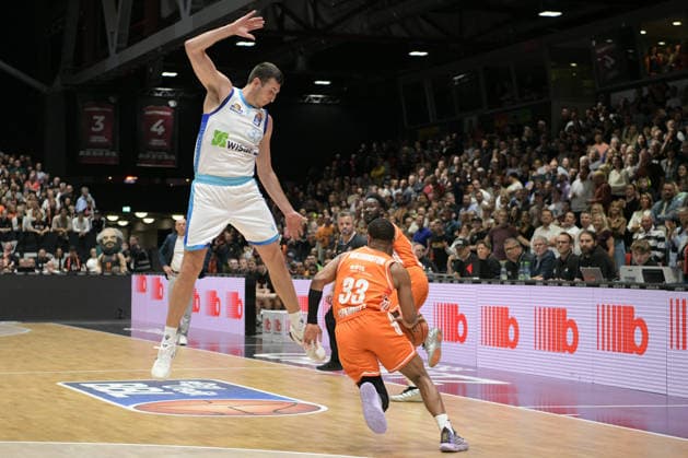 easyCredit Basketball Bundesliga, 33. Spieltag, Niners Chemnitz -Frankfurt Skyliners 07.05.2026 ab 18.30 Uhr Chemnitz, Chemnitz Arena Im Foto: Ryan Hawkins(33), Eric Washington(33) easyCredit Basketball Bundesliga, 33. Spieltag, Niners Chemnitz - Frankfurt Skyliners Chemnitz Sachsen Deutschland