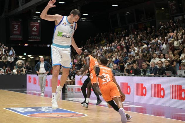 easyCredit Basketball Bundesliga, 33. Spieltag, Niners Chemnitz -Frankfurt Skyliners 07.05.2026 ab 18.30 Uhr Chemnitz, Chemnitz Arena Im Foto: Ryan Hawkins(33), Eric Washington(33) easyCredit Basketball Bundesliga, 33. Spieltag, Niners Chemnitz - Frankfurt Skyliners Chemnitz Sachsen Deutschland
