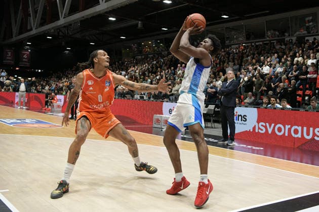 easyCredit Basketball Bundesliga, 33. Spieltag, Niners Chemnitz -Frankfurt Skyliners 07.05.2026 ab 18.30 Uhr Chemnitz, Chemnitz Arena Im Foto: Kevin Yebo(0), defense, Nahieme Alleyne(4) easyCredit Basketball Bundesliga, 33. Spieltag, Niners Chemnitz - Frankfurt Skyliners Chemnitz Sachsen Deutschland