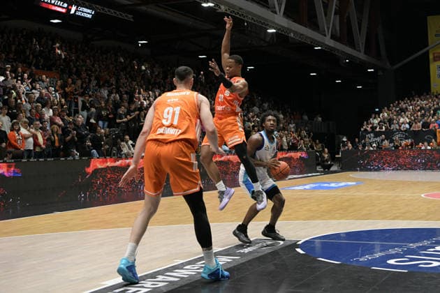 easyCredit Basketball Bundesliga, 33. Spieltag, Niners Chemnitz -Frankfurt Skyliners 07.05.2026 ab 18.30 Uhr Chemnitz, Chemnitz Arena Im Foto: Yordan Minchev(91), Eric Washington(33), Isaiah Swope(1) easyCredit Basketball Bundesliga, 33. Spieltag, Niners Chemnitz - Frankfurt Skyliners Chemnitz Sachsen Deutschland