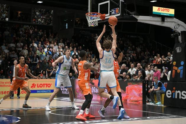 easyCredit Basketball Bundesliga, 33. Spieltag, Niners Chemnitz -Frankfurt Skyliners 07.05.2026 ab 18.30 Uhr Chemnitz, Chemnitz Arena Im Foto: v.l. Jacob Knauf(25), Cory Davis(5), Ivan Crnjac(14) easyCredit Basketball Bundesliga, 33. Spieltag, Niners Chemnitz - Frankfurt Skyliners Chemnitz Sachsen Deutschland