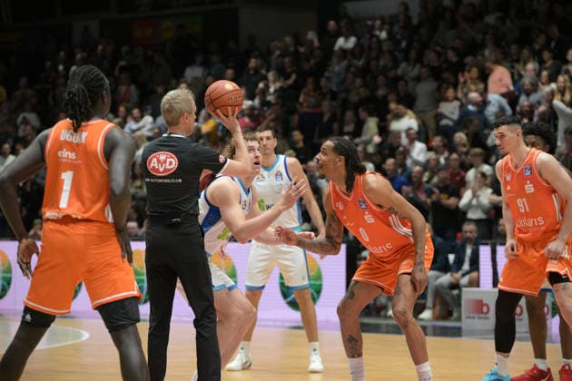 easyCredit Basketball Bundesliga, 33. Spieltag, Niners Chemnitz -Frankfurt Skyliners 07.05.2026 ab 18.30 Uhr Chemnitz, Chemnitz Arena Im Foto: Tip off easyCredit Basketball Bundesliga, 33. Spieltag, Niners Chemnitz - Frankfurt Skyliners easyCredit Basketball Bundesliga, 33. Spieltag, Niners Chemnitz - Frankfurt Skyliners Chemnitz Sachsen Deutschland