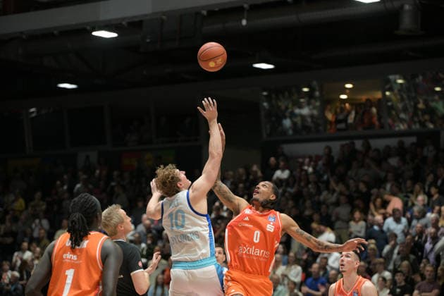 easyCredit Basketball Bundesliga, 33. Spieltag, Niners Chemnitz -Frankfurt Skyliners 07.05.2026 ab 18.30 Uhr Chemnitz, Chemnitz Arena Im Foto: Tip off Jacob Holt(10), Kevin Yebo(0) easyCredit Basketball Bundesliga, 33. Spieltag, Niners Chemnitz - Frankfurt Skyliners Chemnitz Sachsen Deutschland