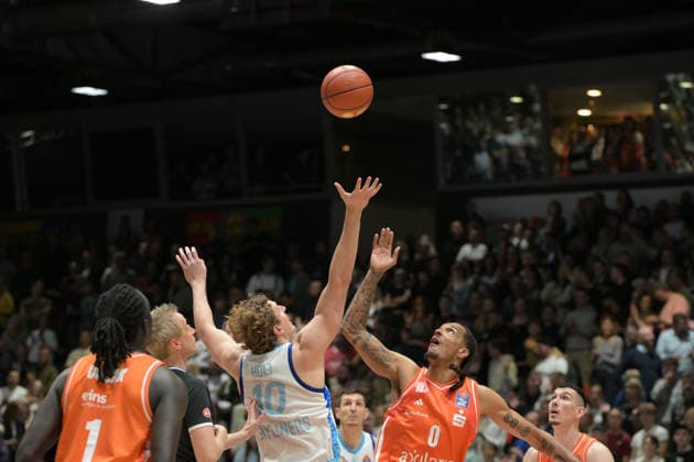 easyCredit Basketball Bundesliga, 33. Spieltag, Niners Chemnitz -Frankfurt Skyliners 07.05.2026 ab 18.30 Uhr Chemnitz, Chemnitz Arena Im Foto: Tip off Jacob Holt(10), Kevin Yebo(0) easyCredit Basketball Bundesliga, 33. Spieltag, Niners Chemnitz - Frankfurt Skyliners Chemnitz Sachsen Deutschland