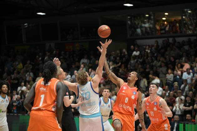easyCredit Basketball Bundesliga, 33. Spieltag, Niners Chemnitz -Frankfurt Skyliners 07.05.2026 ab 18.30 Uhr Chemnitz, Chemnitz Arena Im Foto: Tip off Jacob Holt(10), Kevin Yebo(0) easyCredit Basketball Bundesliga, 33. Spieltag, Niners Chemnitz - Frankfurt Skyliners Chemnitz Sachsen Deutschland