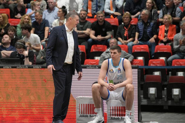 easyCredit Basketball Bundesliga, 33. Spieltag, Niners Chemnitz -Frankfurt Skyliners 07.05.2026 ab 18.30 Uhr Chemnitz, Chemnitz Arena Im Foto: Head Coach Klaus Perwas, Jacob Knauf(25) easyCredit Basketball Bundesliga, 33. Spieltag, Niners Chemnitz - Frankfurt Skyliners Chemnitz Sachsen Deutschland