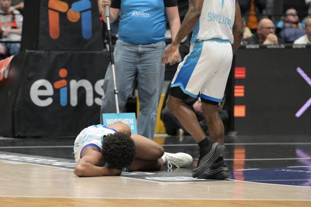 easyCredit Basketball Bundesliga, 33. Spieltag, Niners Chemnitz -Frankfurt Skyliners 07.05.2026 ab 18.30 Uhr Chemnitz, Chemnitz Arena Im Foto: Verletzung Jamie Edoka(5) easyCredit Basketball Bundesliga, 33. Spieltag, Niners Chemnitz - Frankfurt Skyliners Chemnitz Sachsen Deutschland